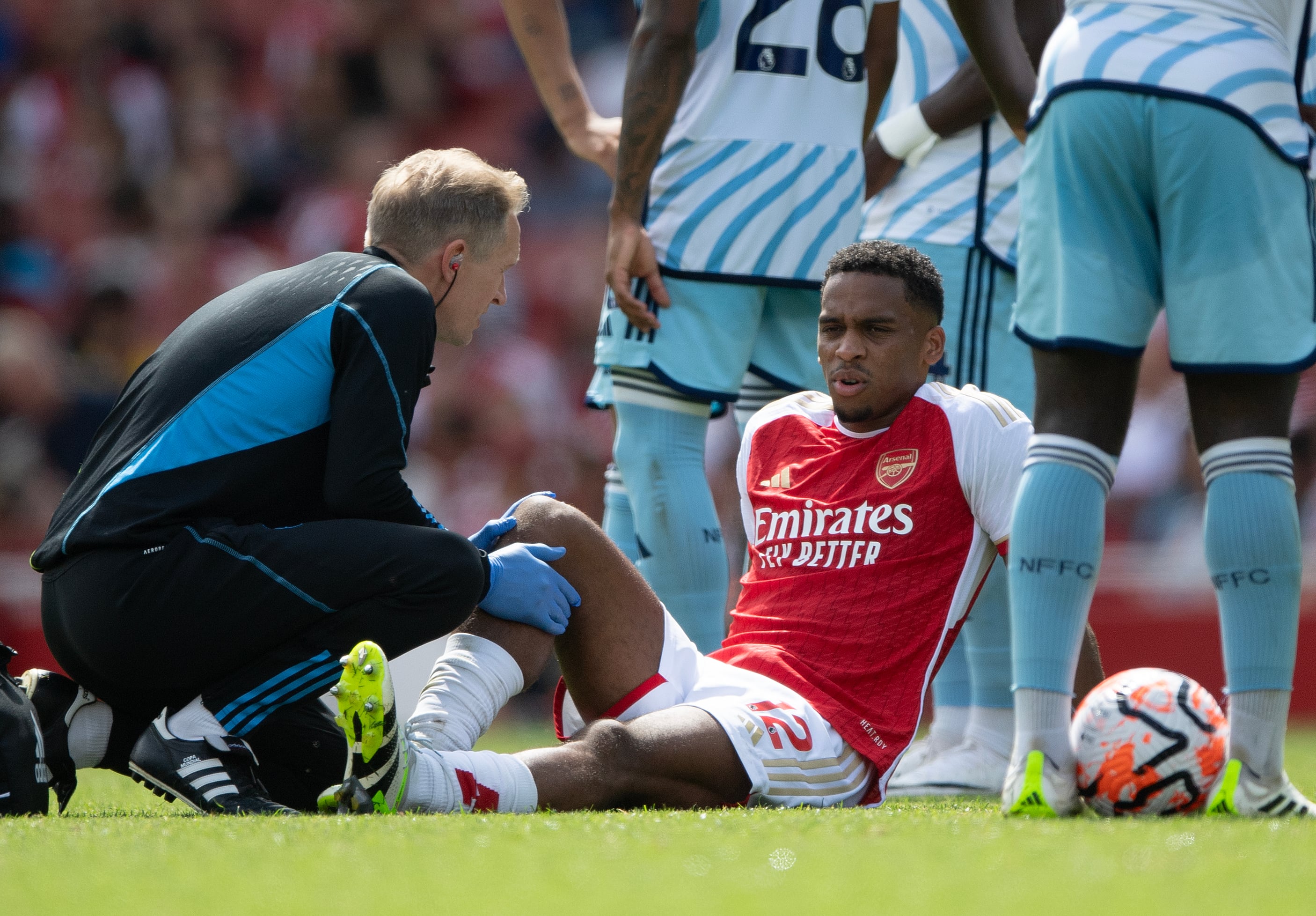 Jurrien Timber se lesionó ante Nottingham Forest.