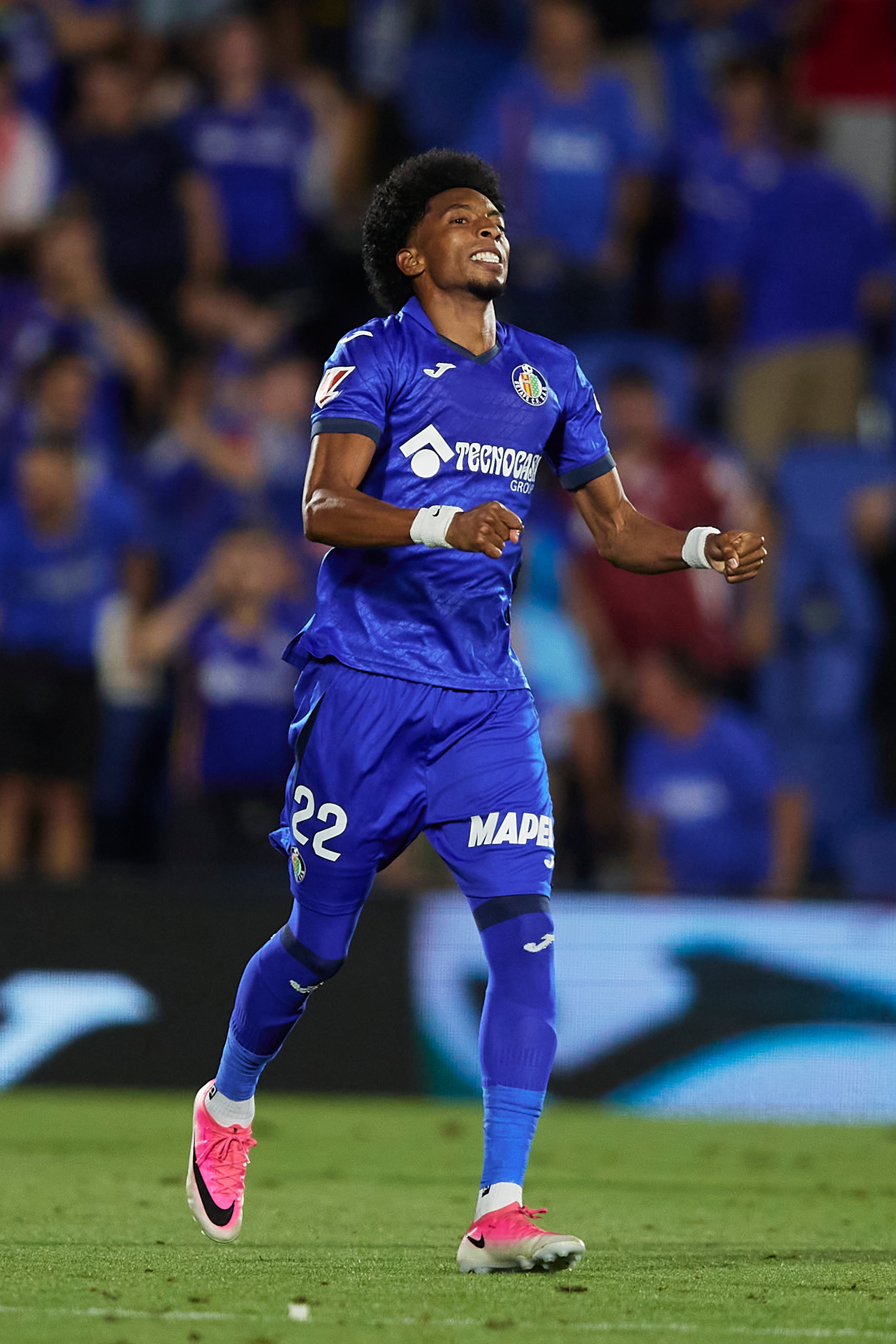 Johan Mojica celebra el gol contra el Partizan