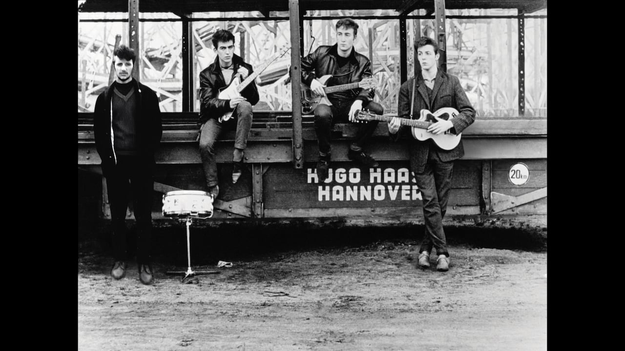 En la icónica foto tomada en Hamburgo por Astrid Kirchherr. Ringo ha sustituido a Pete Best como baterista de los Beatles. © 2025 Apple Corps Ltd. / cortesía Disney+