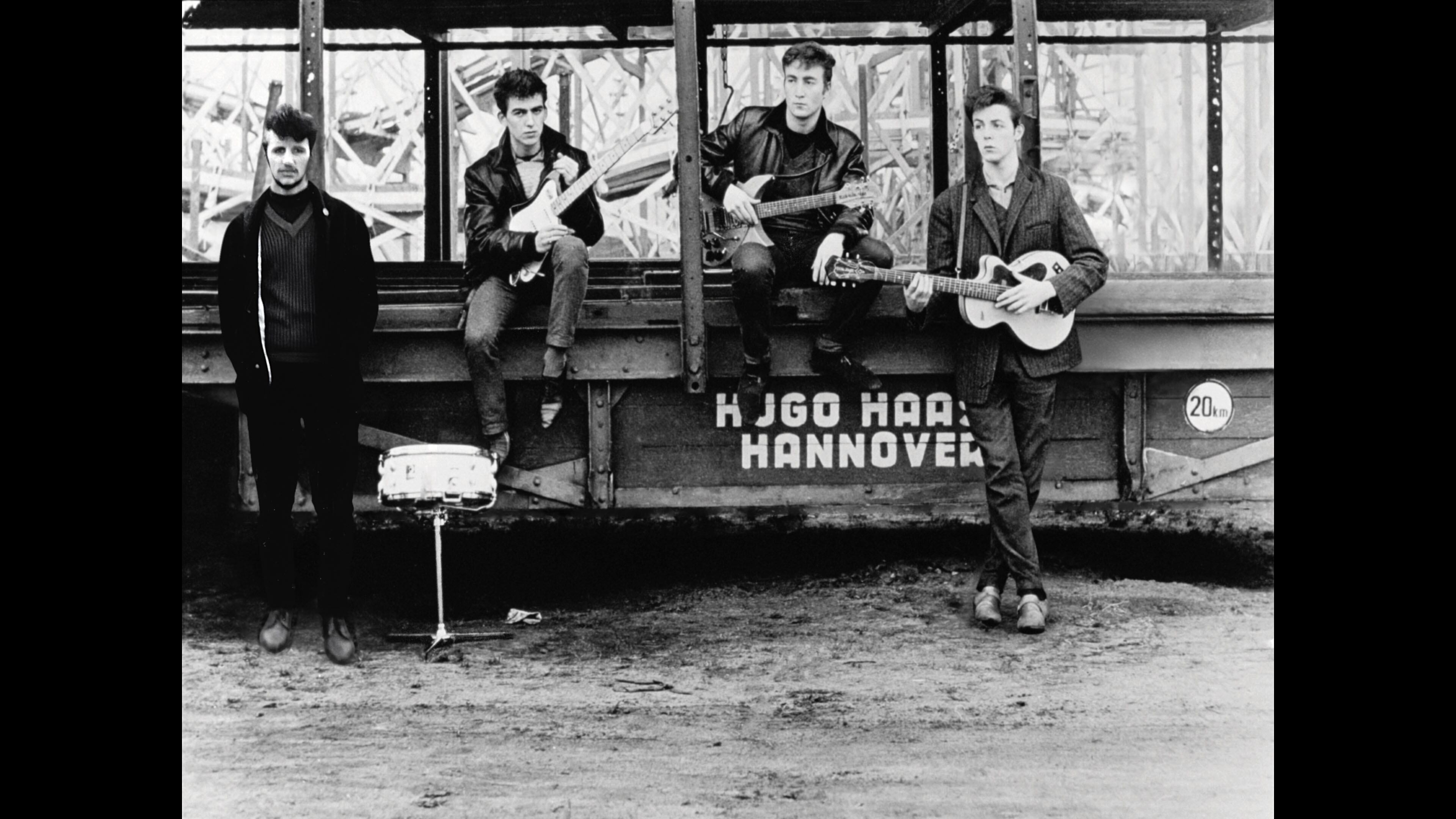 En la icónica foto tomada en Hamburgo por Astrid Kirchherr. Ringo ha sustituido a Pete Best como baterista de los Beatles. © 2025 Apple Corps Ltd. / cortesía Disney+