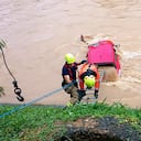 Tres heridos luego de que carro cayó al Río Medellín.