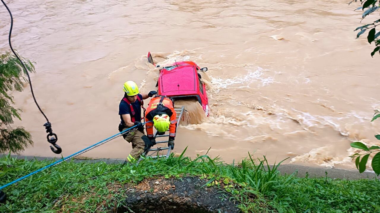 Tres heridos luego de que carro cayó al Río Medellín.