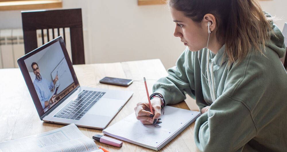 Los cierres de escuelas por causa de la pandemia del coronavirus afectaron a unos 1.600 millones de niños en todo el mundo, según reportes del Banco Mundial.