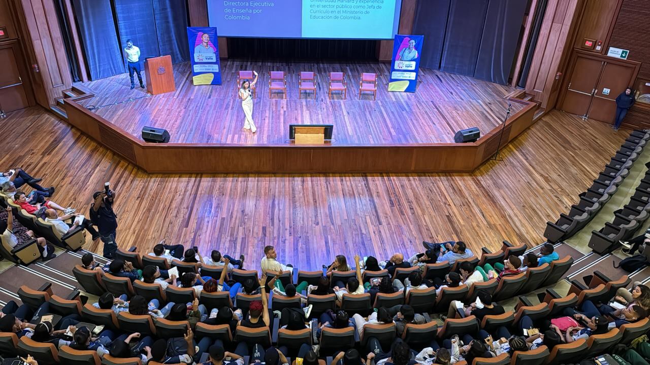 Jóvenes participan en evento que busca apoyarlos en su crecimiento profesional y laboral