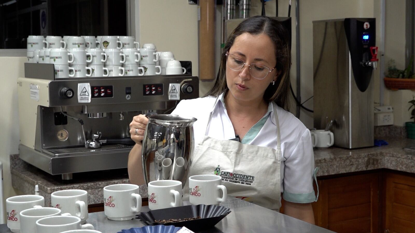 Lina Echeverry David, analista del Laboratorio de Calidades de la Cooperativa de Caficultores del Sur Occidente del Valle, en Restrepo.