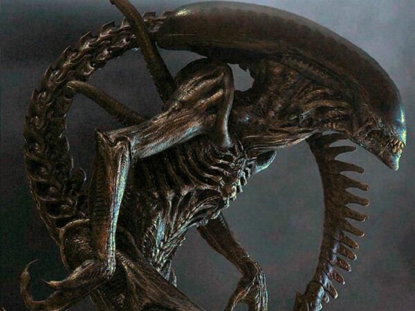Así se ven las creaciones de Giger en la película Alien, consideradas como unas de las criaturas más aterradoras del cine. Fusionan elementos biológicos y tecnológicos que pretendían llevar al ser humano a la próxima escala evolutiva. Para este monstruo fálico construyó la parte frontal de la cabeza a partir del molde de una calavera humana, con el tiempo se añadieron los tendones que muestra el alienígena al abrir sus fauces.