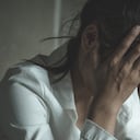 Mujer joven deprimida abuso sexual