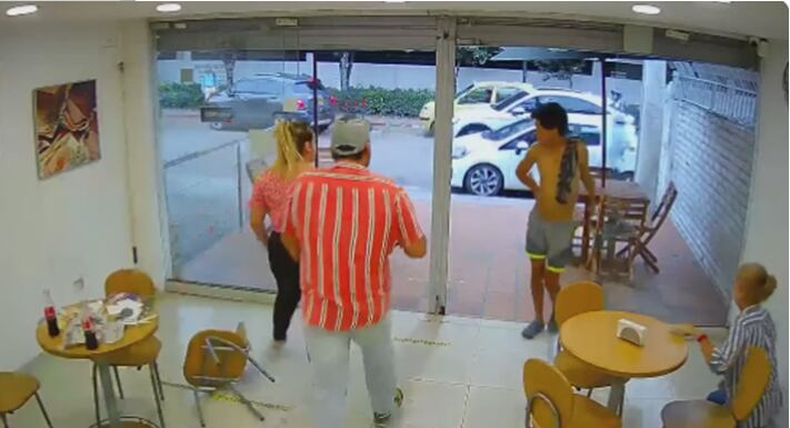 Un habitante de calle también aprovechó el hurto.