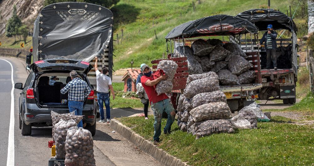 Prefieren venderle la papa a los viajeros que a los intermediarios que se les pagan el bulto a 15 pesos