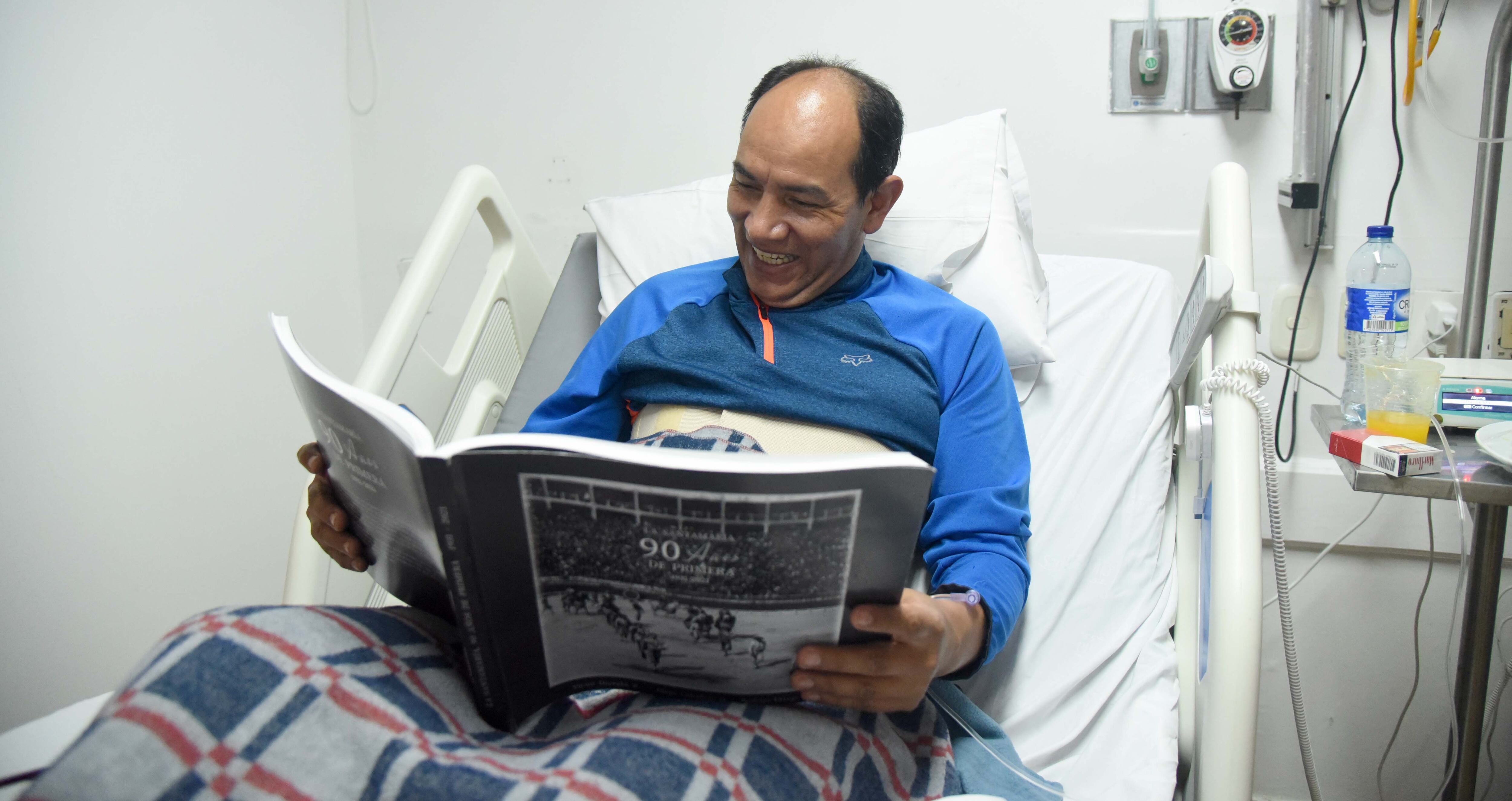 Marcos Prieto, banderillero bogotano, fue el único torero herido por un toro en la feria de Manizales. En la imagen, con el libro de los 90 años de historia de la plaza de toros de Santamaría.