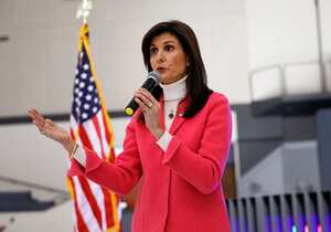 La candidata presidencial republicana, ex embajadora ante la ONU, Nikki Haley, visita un sitio de reunión en Franklin Junior High el 15 de enero de 2024 en Des Moines, Iowa. (Foto de Anna Moneymaker/Getty Images)