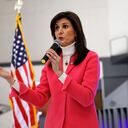 La candidata presidencial republicana, ex embajadora ante la ONU, Nikki Haley, visita un sitio de reunión en Franklin Junior High el 15 de enero de 2024 en Des Moines, Iowa. (Foto de Anna Moneymaker/Getty Images)