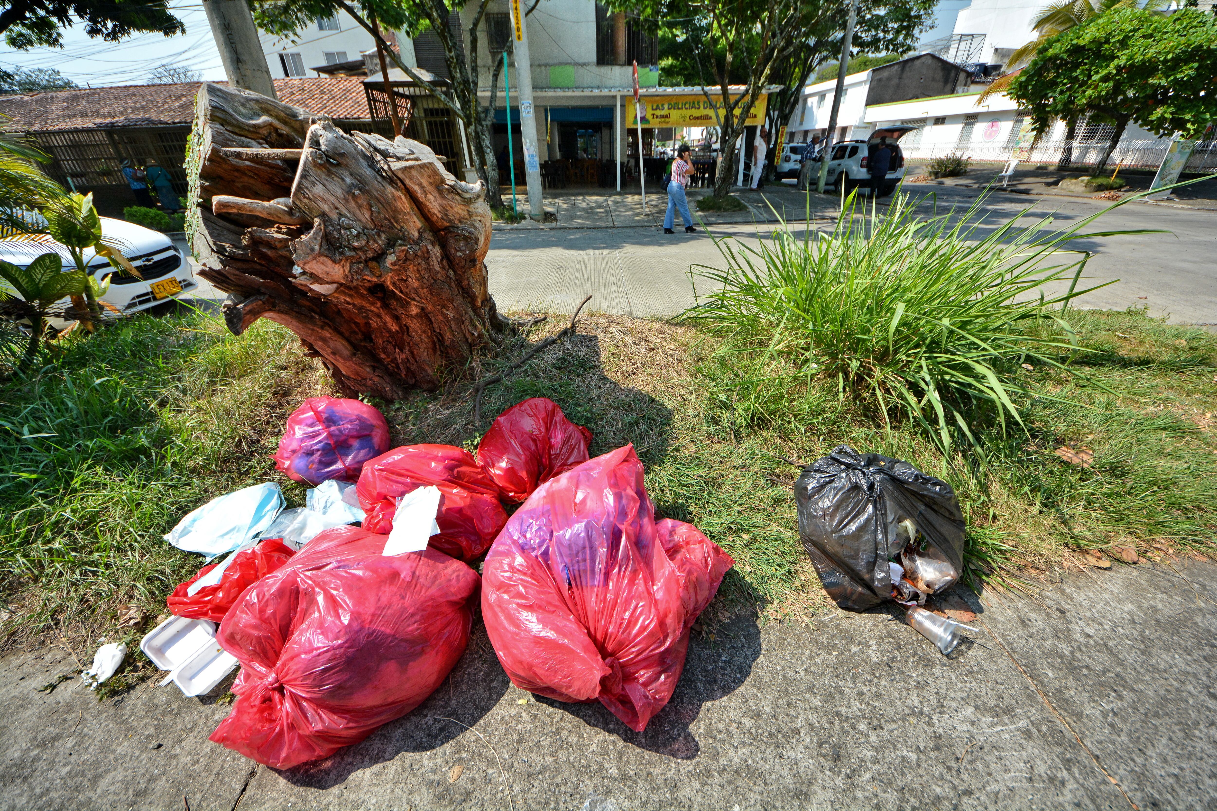 De manera irresponsable fueron dejadas varias bolsas de basura con desechos hospitalarios en el parque del barrio Tequendama ubicado en la carrera 52a con calle 5B. Este es un sector donde hay muchas clínicas y centros de salud y estética.