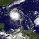 Tres tormentas tropicales alineadas en el Atlántico Norte se aproximan a Estados Unidos. Foto: NASA/NOAA - Mundo hoy.