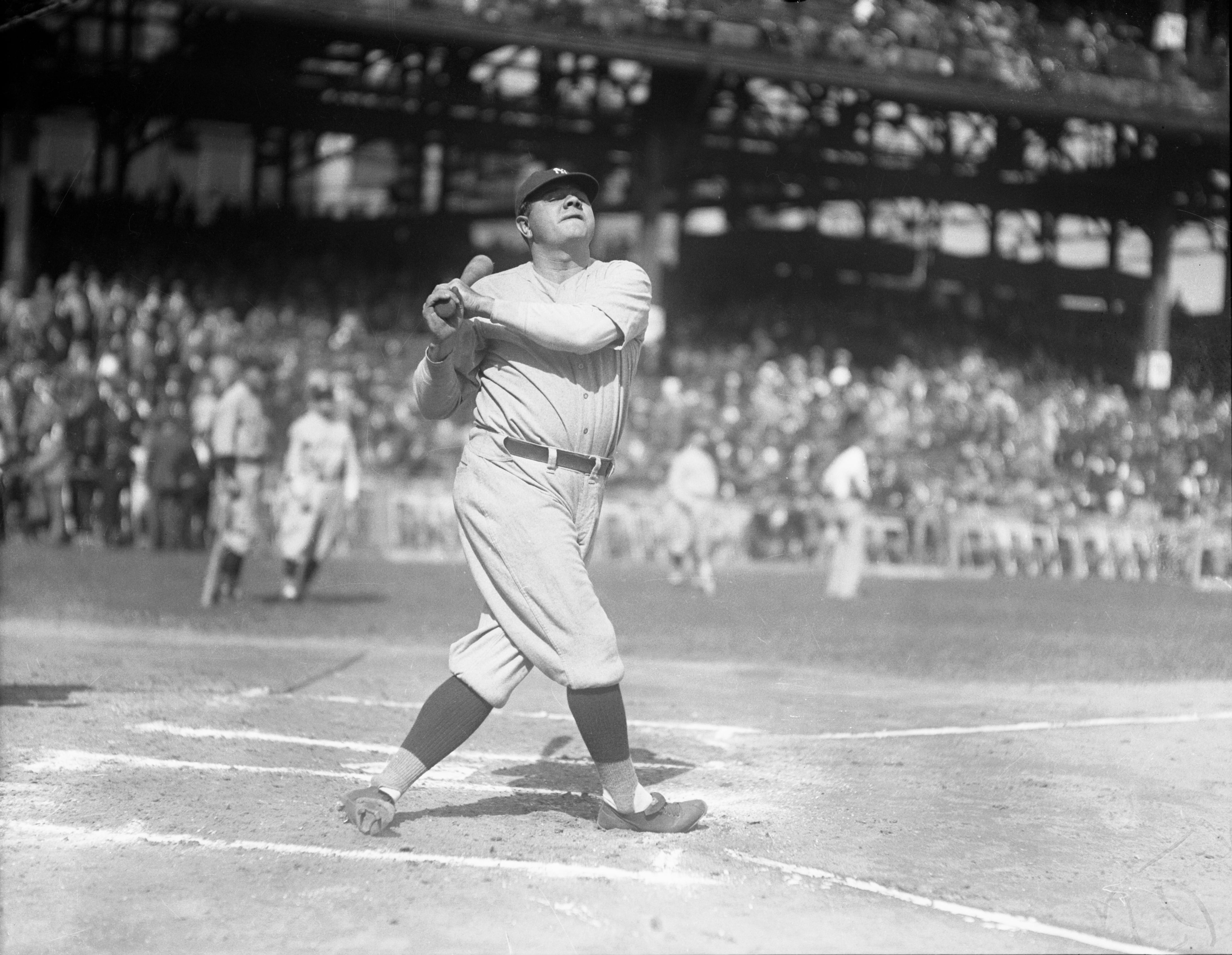 El mítico Babe Ruth bateando jonrones en la práctica de bateo.