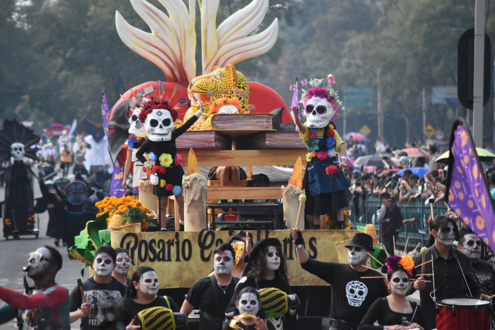 El Gran Desfile del Día de los Muertos en México 2024 se consolidó como una celebración que une a generaciones, ofreciendo a los asistentes una experiencia inmersiva en la cultura y la historia del país.