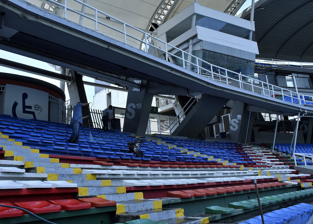 Otra vez el Estadio Pascual Guerrero esta quedando en buenas condiciones , después del que el año pasado hinchas del América dañaron gran parte de las graderías y baños de la zona sur.
también dejando a punto el tema de la grama ya que con los conciertos de diciembre se deteriora mucho. Fotos Raúl Palacios / El País.