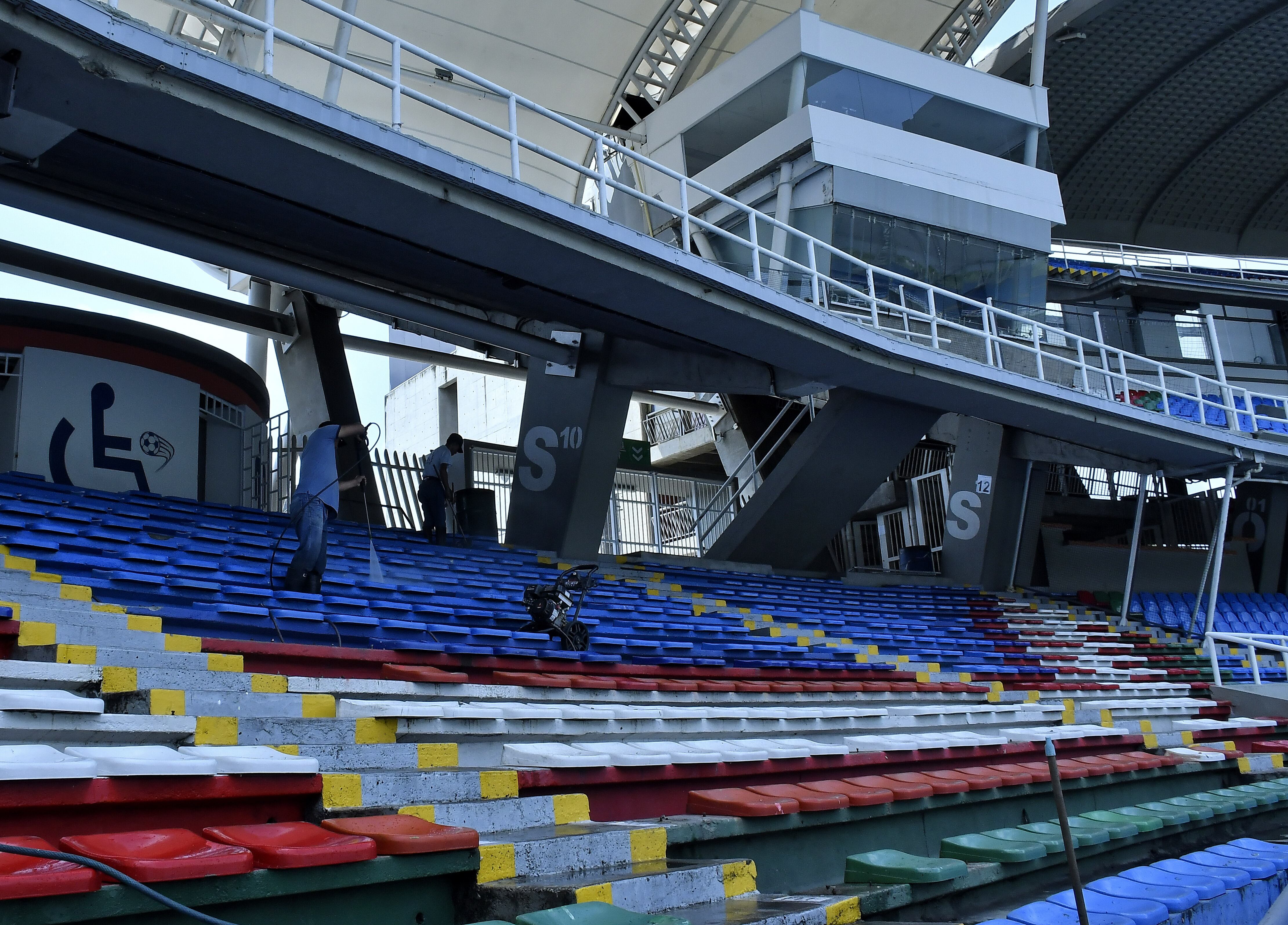Otra vez el Estadio Pascual Guerrero esta quedando en buenas condiciones , después del que el año pasado hinchas del América dañaron gran parte de las graderías y baños de la zona sur.
también dejando a punto el tema de la grama ya que con los conciertos de diciembre se deteriora mucho. Fotos Raúl Palacios / El País.
