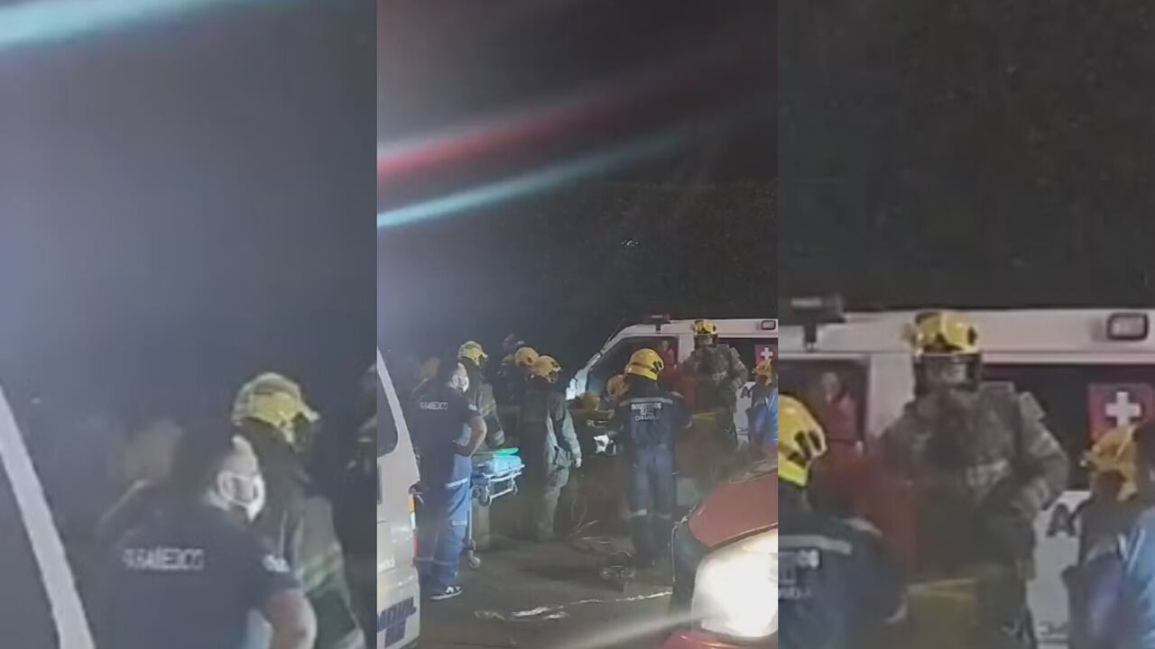 La ambulancia se chocó en pleno centro de Cali. Las autoridades están investigando el hecho.
