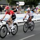 Nairo Quintana llevado por su compañero Elie Gesbert a la meta de Nimes