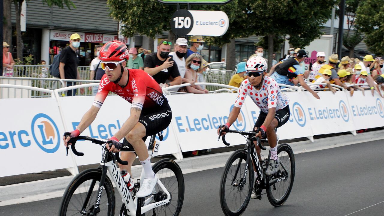 Nairo Quintana llevado por su compañero Elie Gesbert a la meta de Nimes