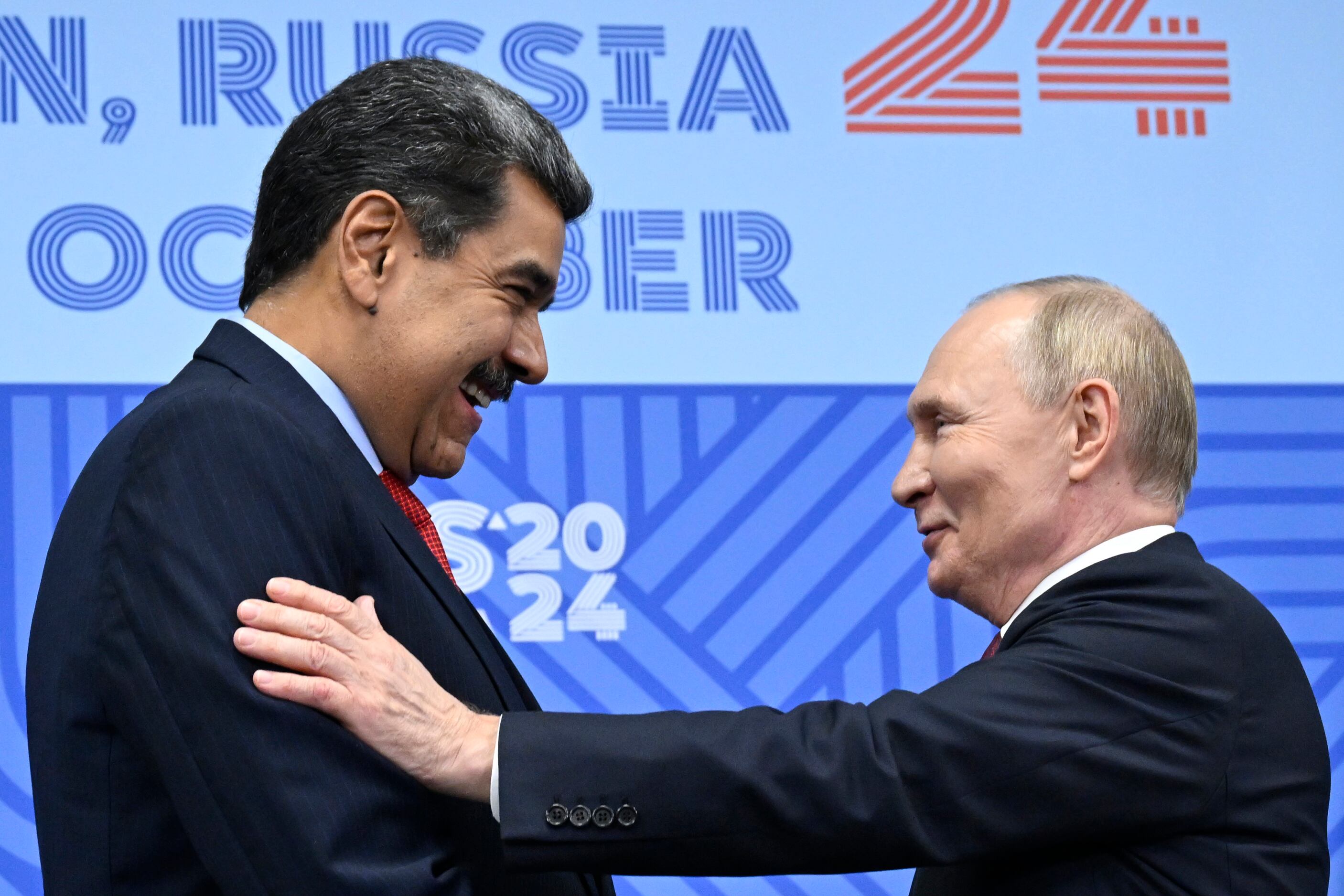 El presidente de Rusia, Vladimir Putin, a la derecha, se reúne con el presidente de Venezuela, Nicolás Maduro, al margen de la cumbre de los BRICS en Kazán, Rusia, el miércoles 23 de octubre de 2024. (Alexander Nemenov/Pool Photo vía AP)