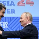 El presidente de Rusia, Vladimir Putin, a la derecha, se reúne con el presidente de Venezuela, Nicolás Maduro, al margen de la cumbre de los BRICS en Kazán, Rusia, el miércoles 23 de octubre de 2024. (Alexander Nemenov/Pool Photo vía AP)