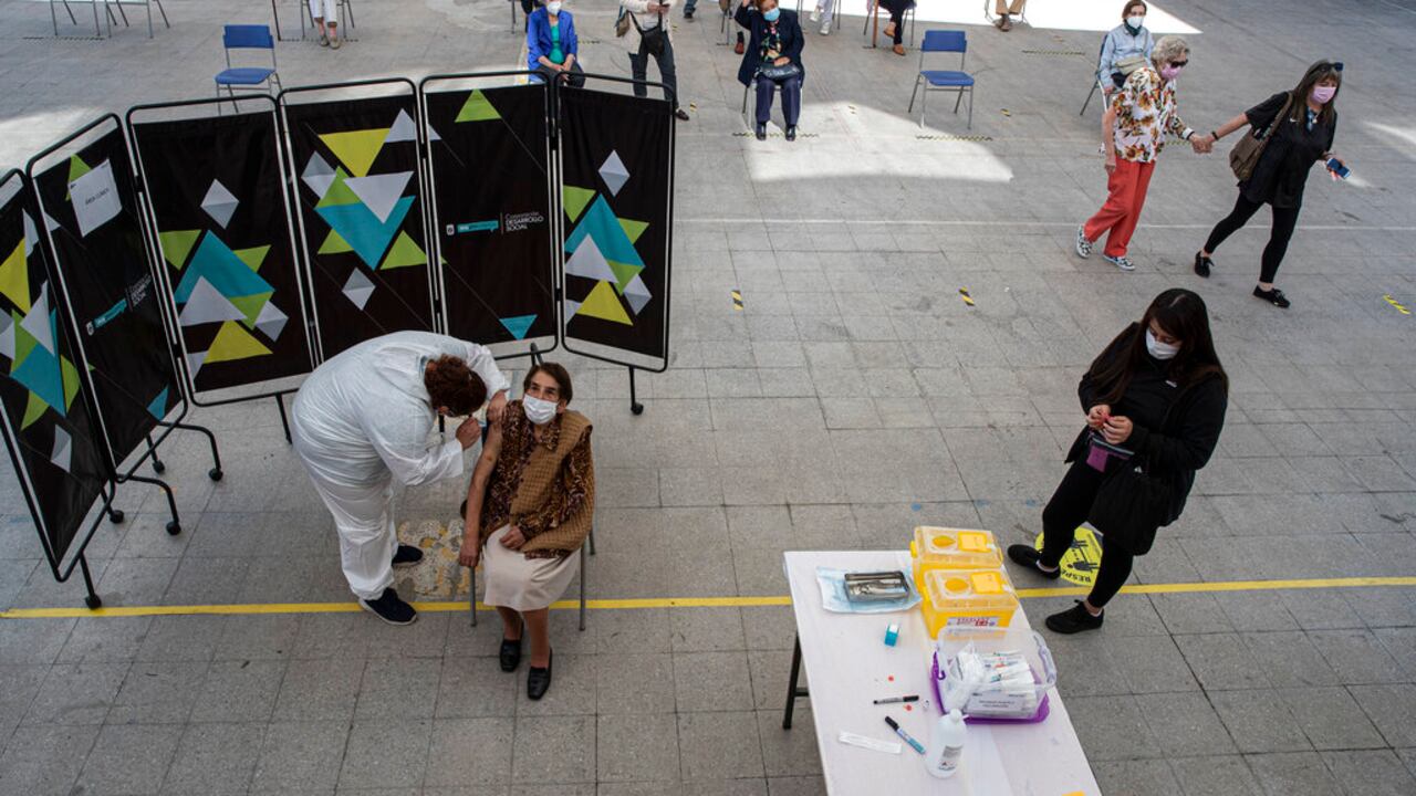 Vacuna coronavirus: Este es el primer país que recomienda una sola dosis para quienes se contagiaron