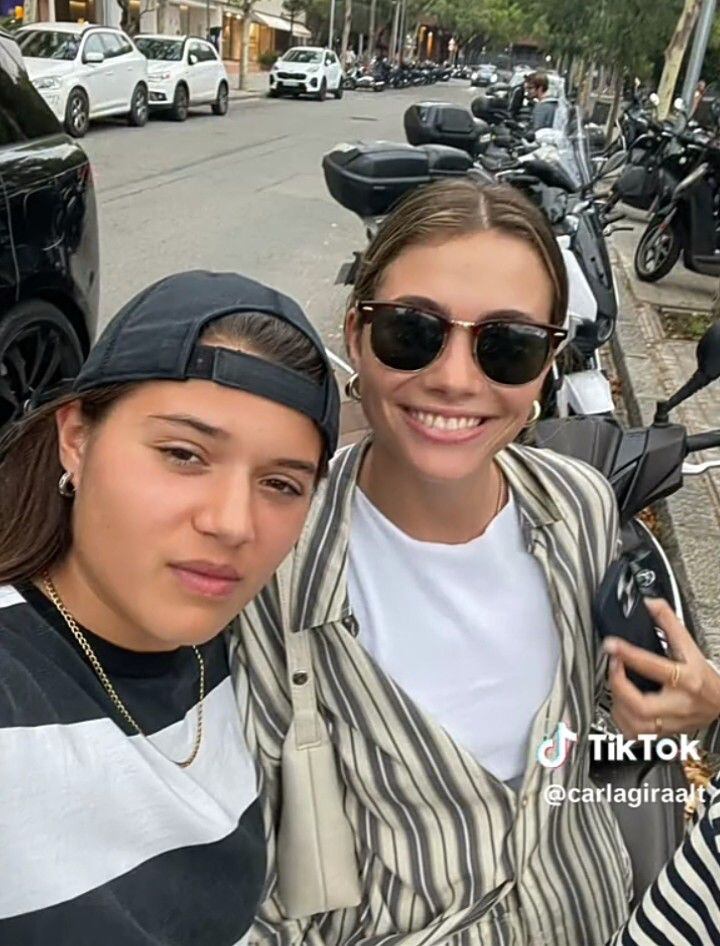 Clara Chía con una joven en las calles de Barcelona