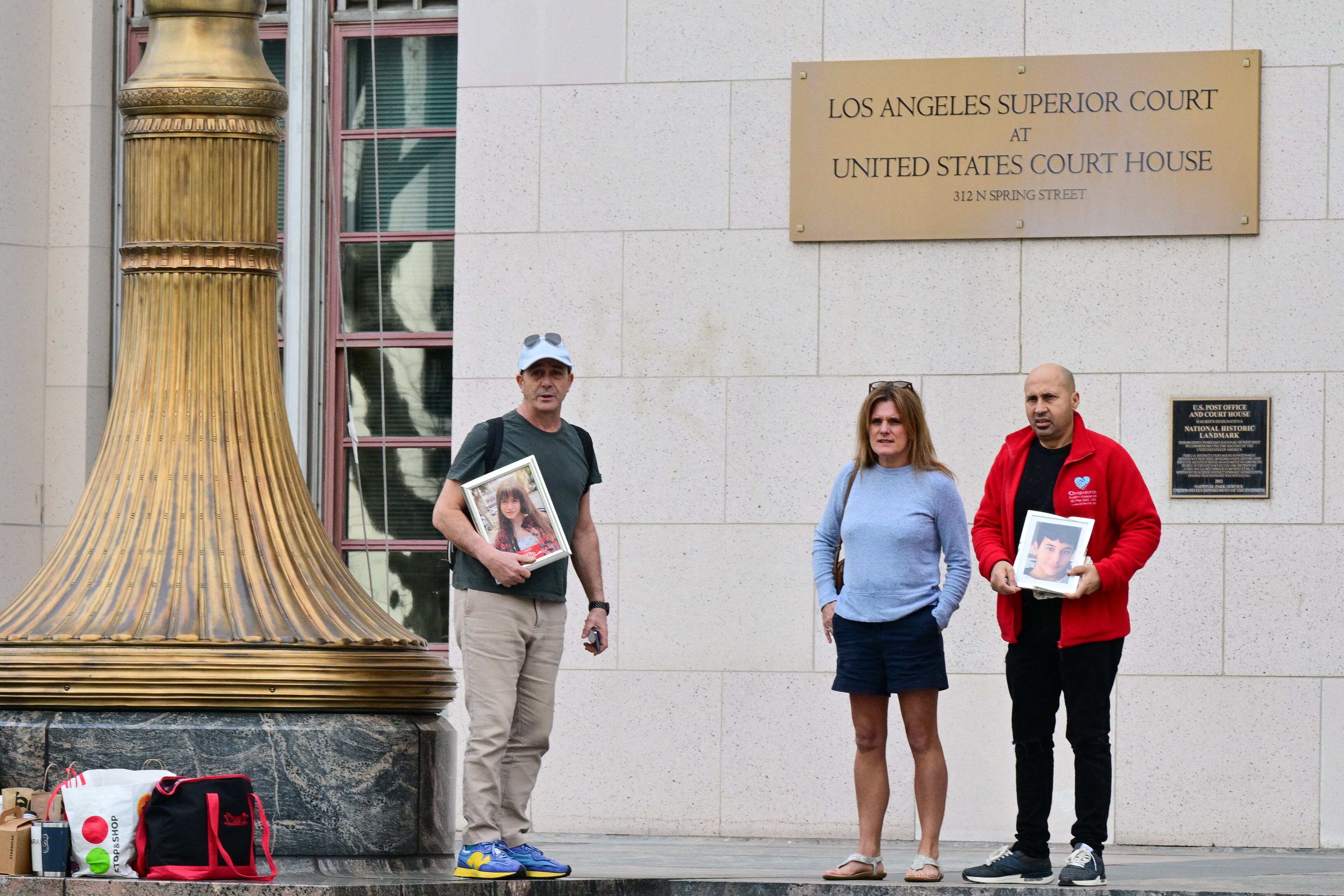 Frente al edificio judicial en Los Ángeles, familias del Reino Unido exhibieron imágenes de sus hijos.