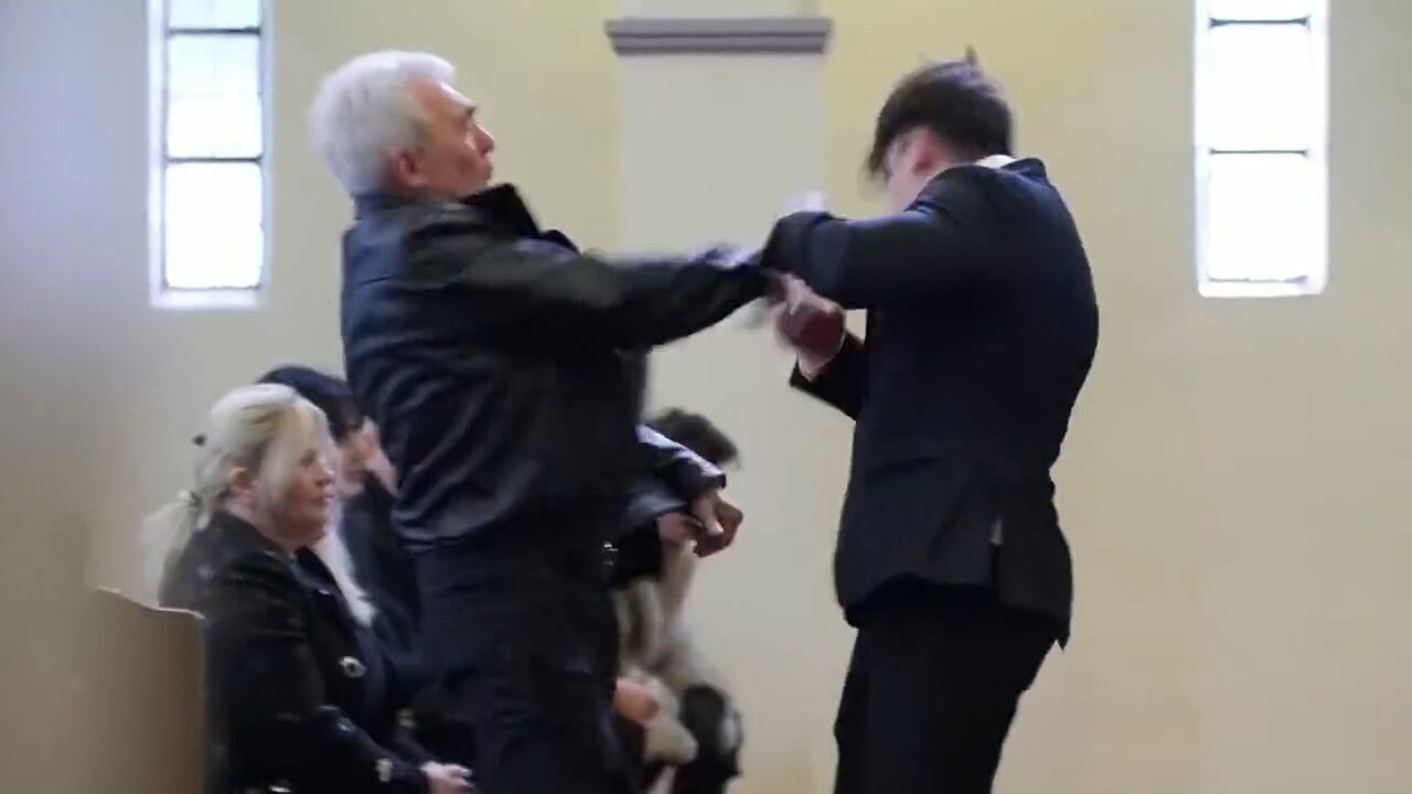 Fotograma: 1:38, "Se pegó una borrachera y recibió la broma más dura por parte de sus padres" Twitter:@ceciarmy