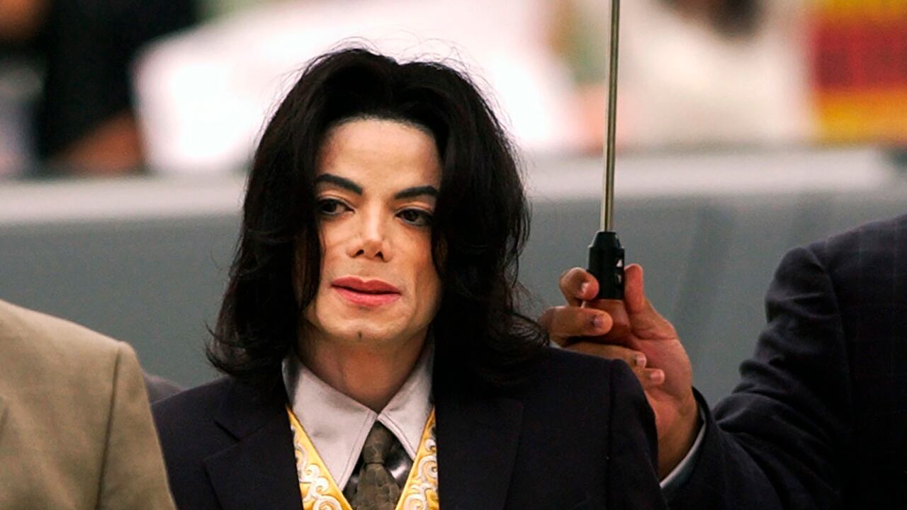 Michael Jackson llega al juzgado del condado de Santa Bárbara para su juicio por abuso de menores en Santa María, California, el 25 de mayo de 2005. El miércoles 26 de julio de 2023, un tribunal de apelaciones de California considerará revivir las demandas desestimadas de dos hombres que alegan Michael Jackson abusó sexualmente de ellos cuando eran niños durante años, una medida que parece probable que tome el tribunal después de una decisión tentativa que ordenaría que los casos vuelvan a un tribunal inferior para ser juzgados. (Aaron Lambert/Santa Maria Times vía AP, Pool)