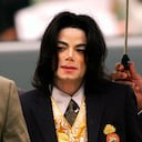 Michael Jackson llega al juzgado del condado de Santa Bárbara para su juicio por abuso de menores en Santa María, California, el 25 de mayo de 2005. El miércoles 26 de julio de 2023, un tribunal de apelaciones de California considerará revivir las demandas desestimadas de dos hombres que alegan Michael Jackson abusó sexualmente de ellos cuando eran niños durante años, una medida que parece probable que tome el tribunal después de una decisión tentativa que ordenaría que los casos vuelvan a un tribunal inferior para ser juzgados. (Aaron Lambert/Santa Maria Times vía AP, Pool)