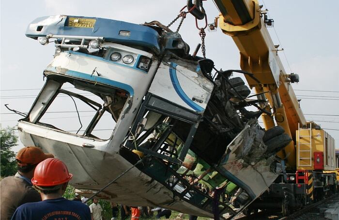 Domingo, 5 de julio de 2009. Trabajos de rescate para remover los restos del accidente en Central Java, Indonesia. Catorce personas murieron en el impacto.
