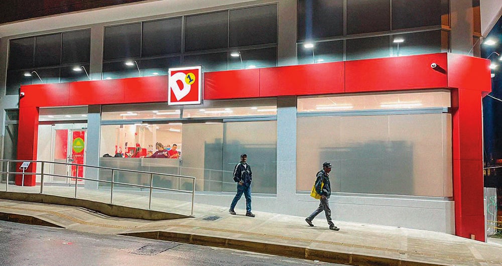 La quiebra de Justo & Bueno no debilitó el formato de descuento duro en el país y, por el contrario, le abrió espacio a Ísimo, un nuevo jugador que busca un pedazo de la torta de Ara y D1.