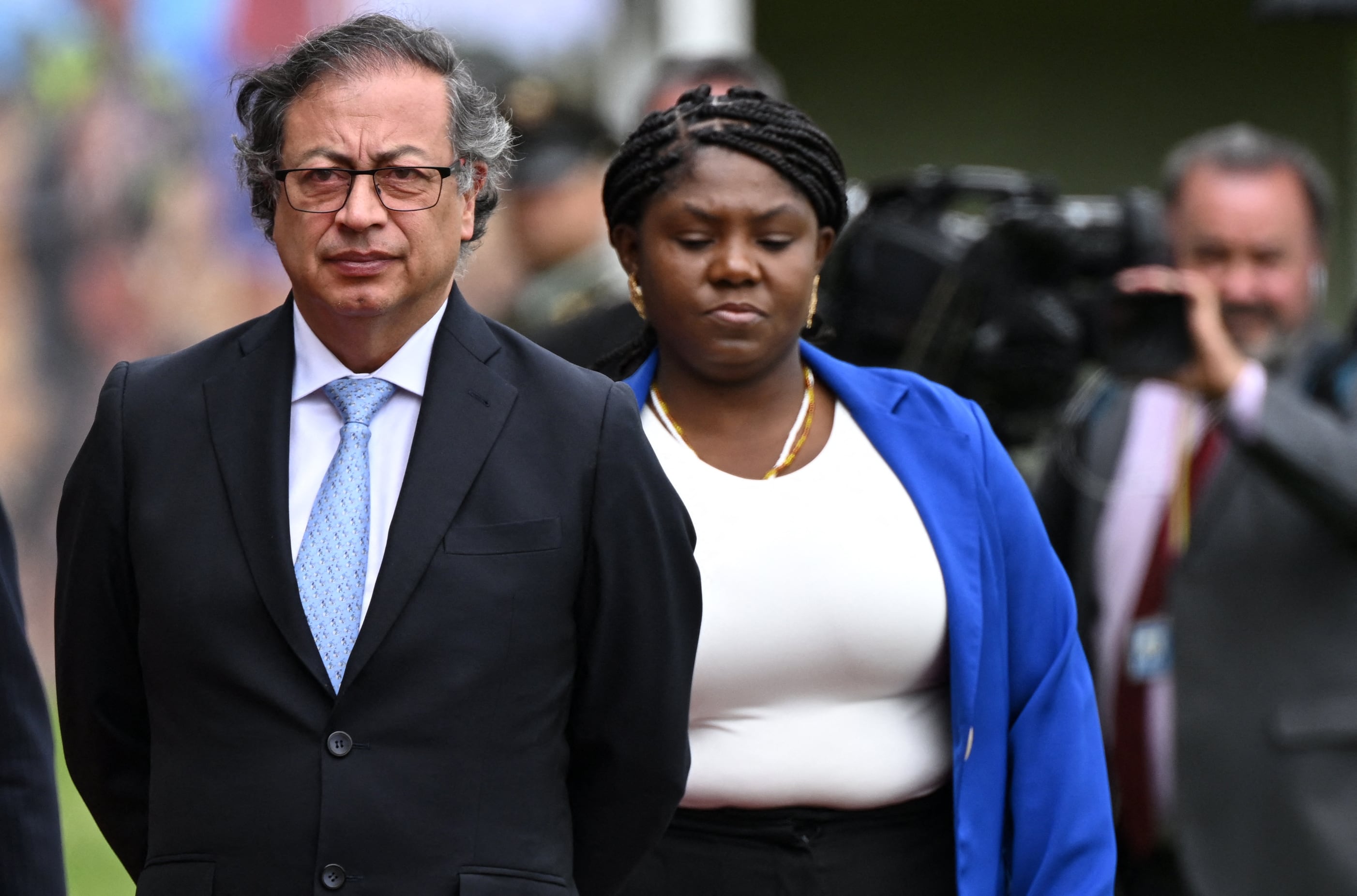 El presidente de Colombia, Gustavo Petro (i), y la vicepresidenta de Colombia, Francia Márquez, asisten a la ceremonia de cambio de mando en la que fue presentado el nuevo director general de la Policía Nacional de Colombia, William Salamanca, en Bogotá el 9 de mayo de 2023