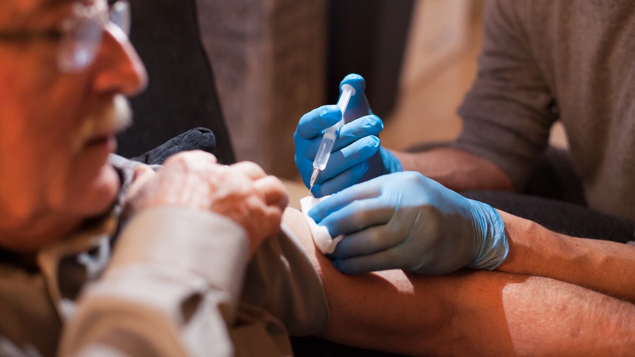 El tratamiento viene en un formato inyectable que mejora los pronósticos de las personas una vez se contagian de covid-19.