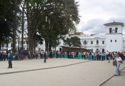 Durante horas han hecho cola los payaneses afectados por la pirámide DRFE para recuperar muy poco de lo que perdieron.