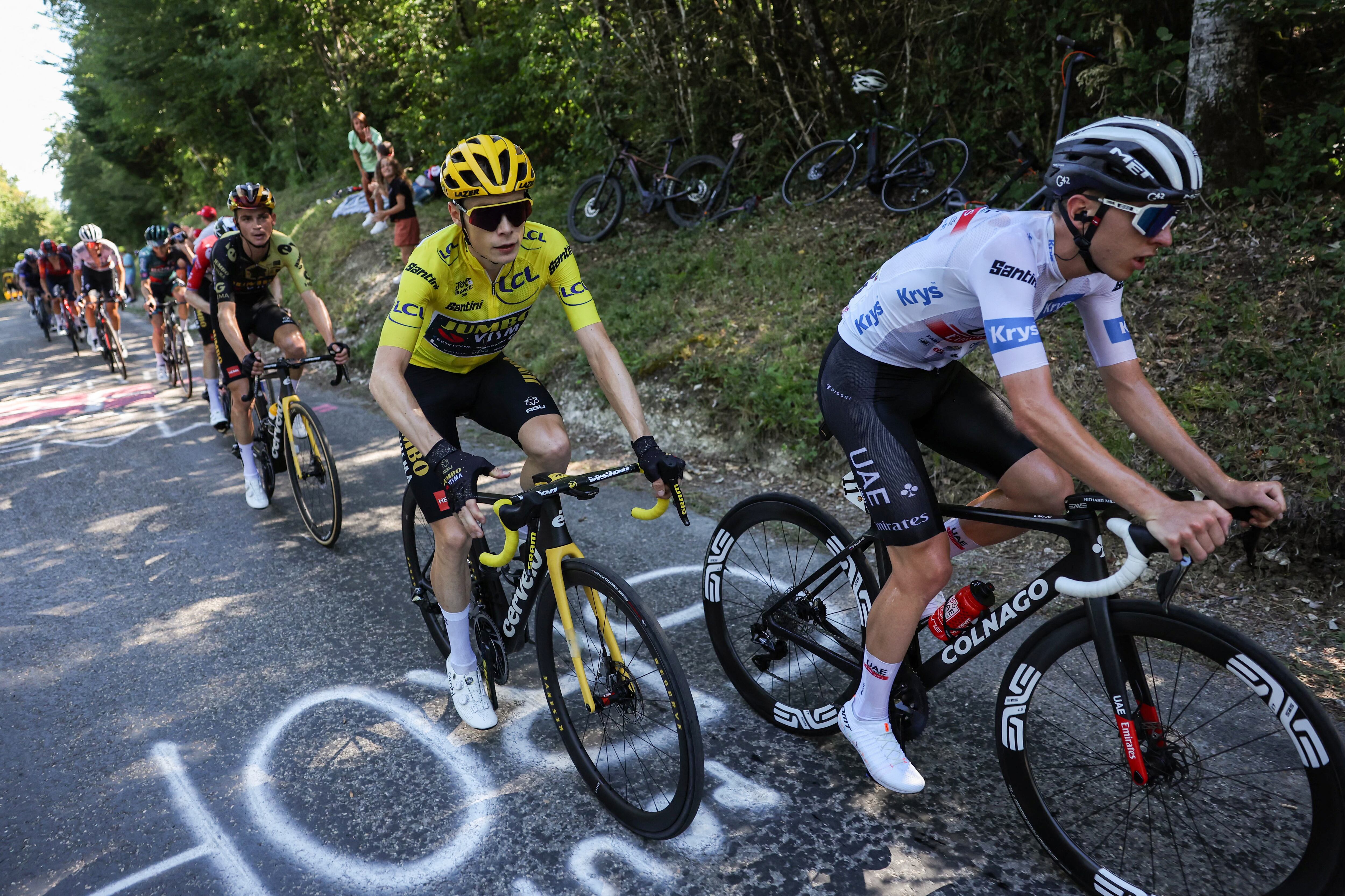 Tadej Pogacar (blanco) y Jonas Vingegaard en una lucha durante la etapa 13 del Tour de Francia.