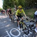 Tadej Pogacar (blanco) y Jonas Vingegaard en una lucha durante la etapa 13 del Tour de Francia.