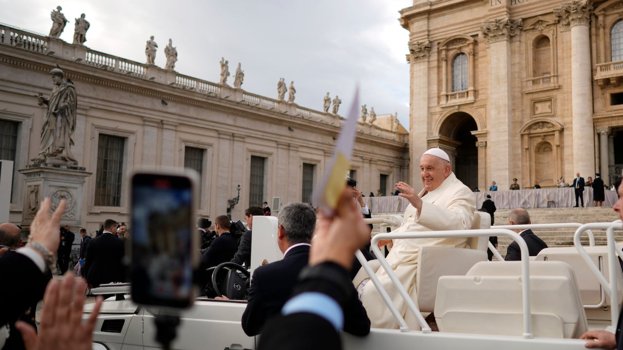 El papa Francisco sonríe mientras saluda a los fieles al final de su audiencia general semanal en la Plaza de San Pedro, en el Vaticano.