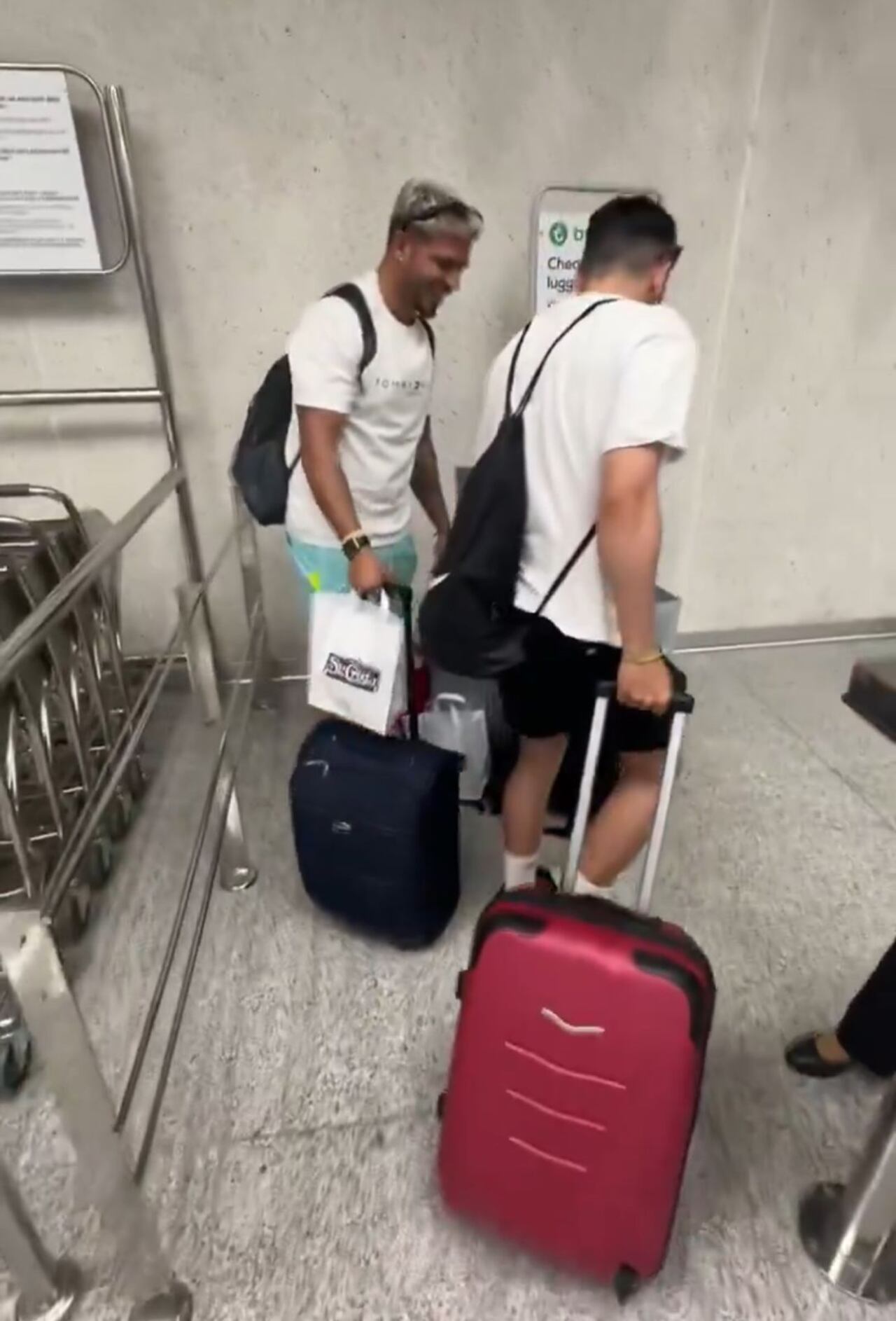 Los miembros de la aerolínea no le habian permitido ingresar el equipaje porque no cumplía con las dimensiones establecidas