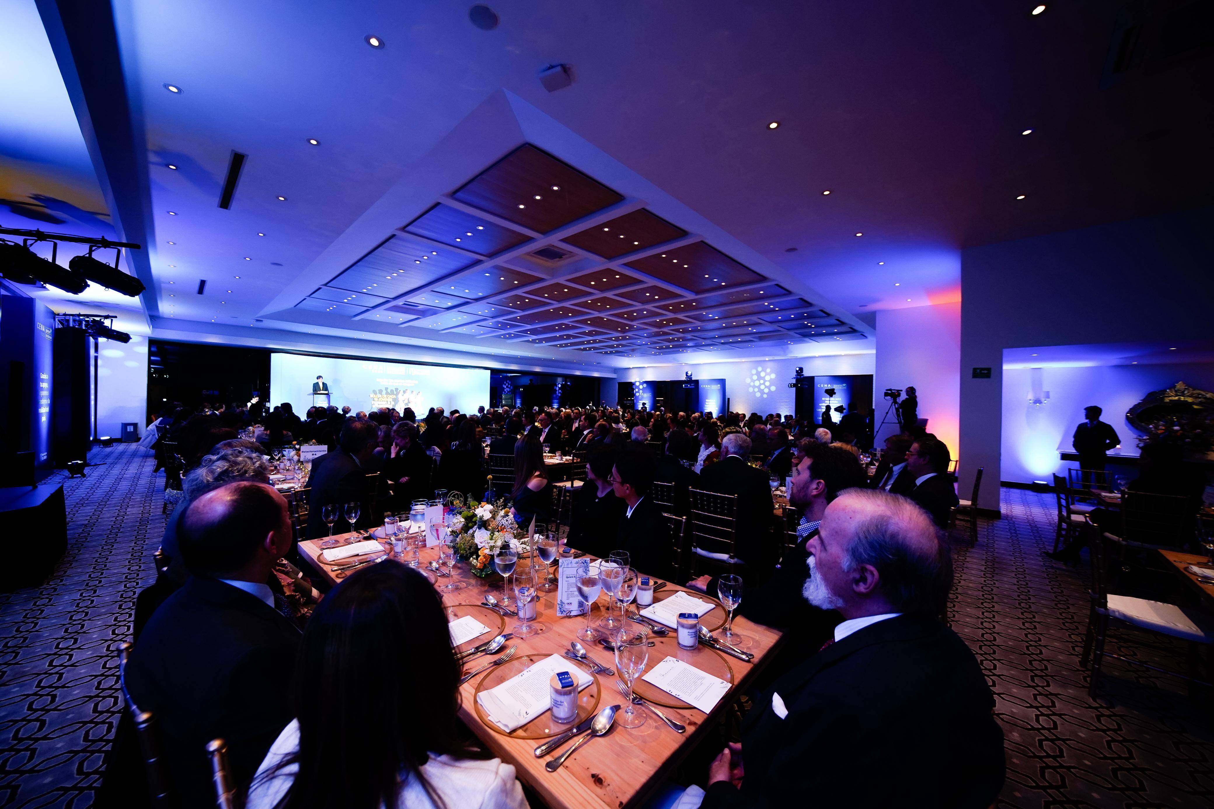 Solo 4 de cada 10 jóvenes en Colombia acceden a la educación superior.