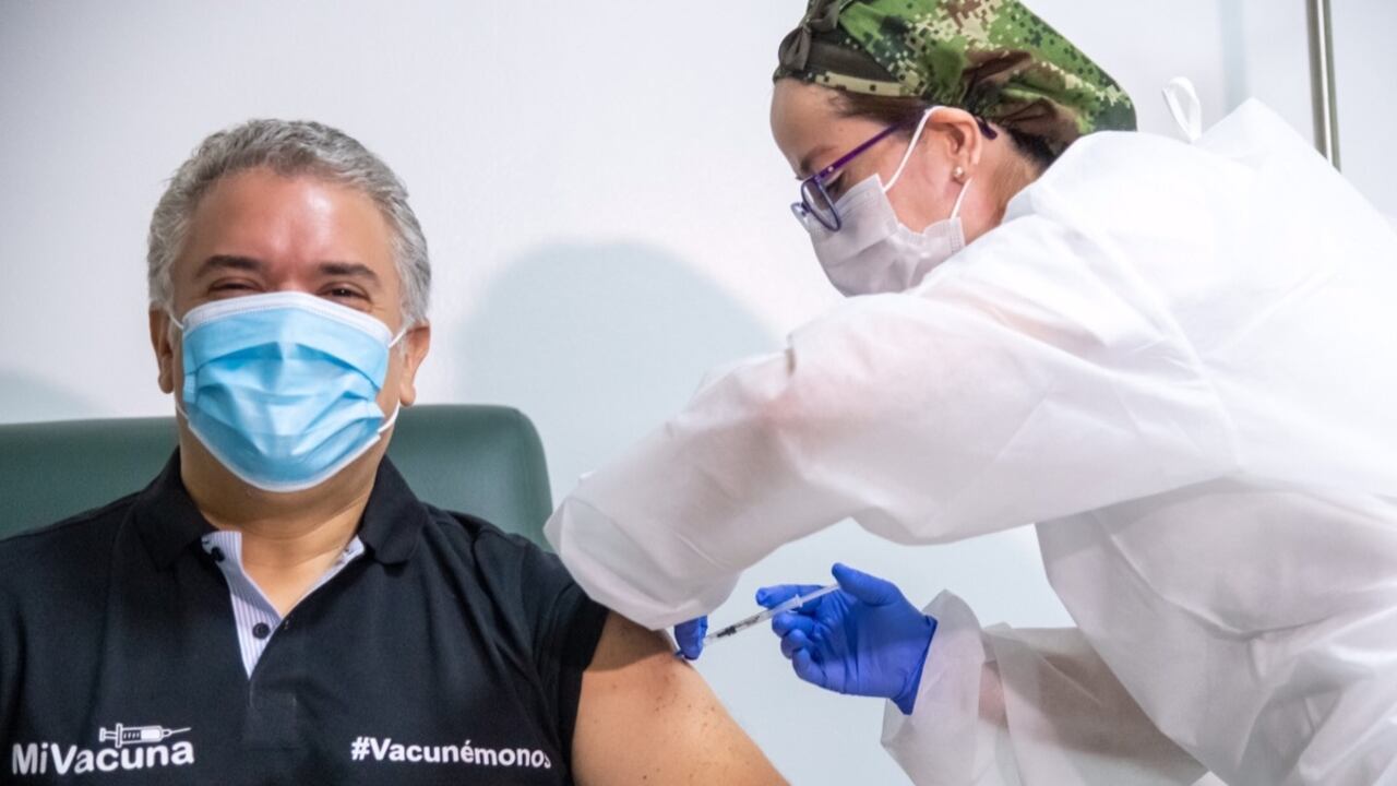 Momento en que era vacunado el presidente Duque.