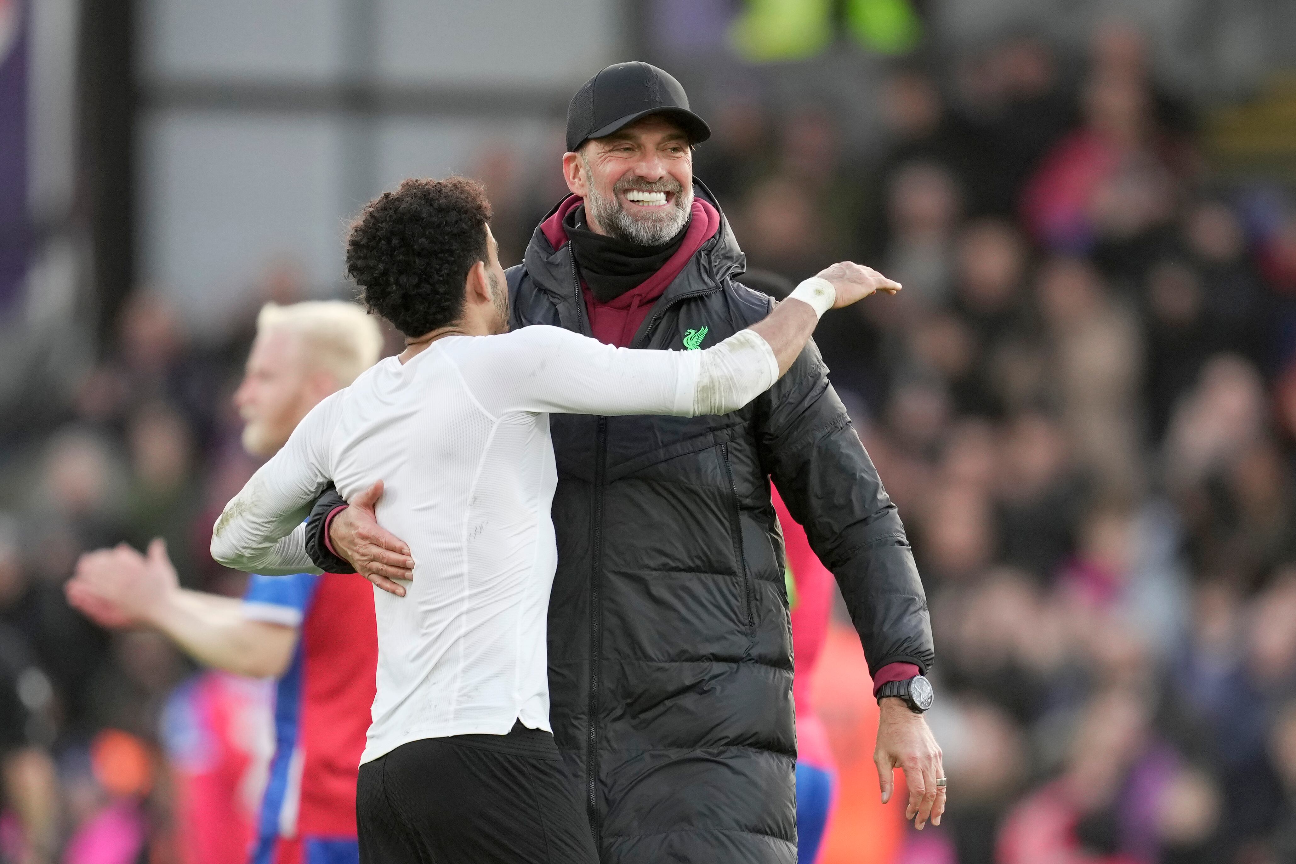 El técnico del Liverpool, Jurgen Klopp, celebra con Luis Díaz del Liverpool, izquierda, al final del partido de fútbol de la Premier League entre Crystal Palace y Liverpool en Selhurst Park, en Londres, Inglaterra, el sábado 9 de diciembre de 2023. (Foto AP/Kin Cheung)
