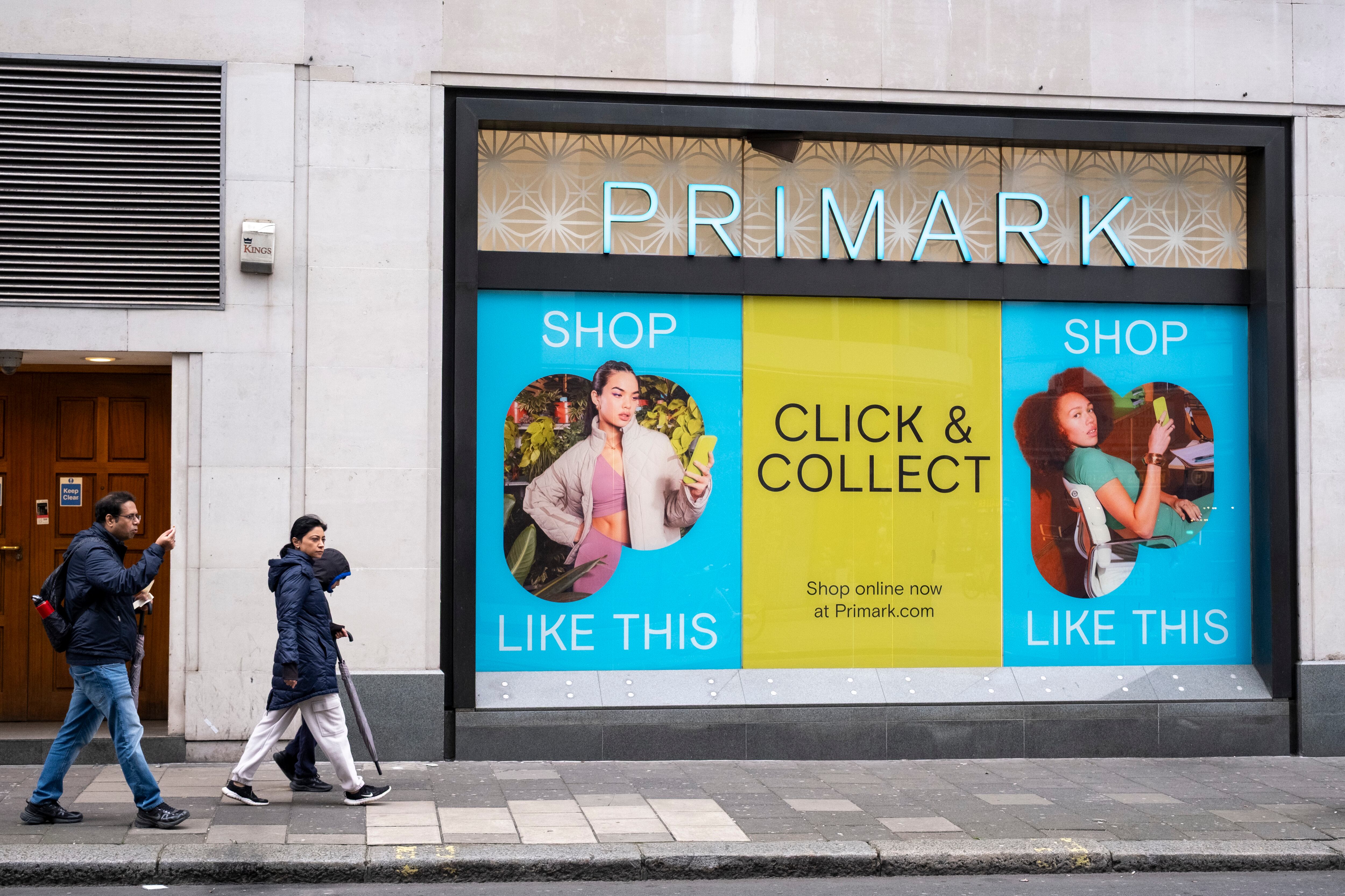 Oxford Street es un importante centro comercial en el West End de la capital y la calle comercial más concurrida de Europa, con alrededor de medio millón de visitantes diarios en sus aproximadamente 300 tiendas, la mayoría de las cuales son de moda y ropa de calle.