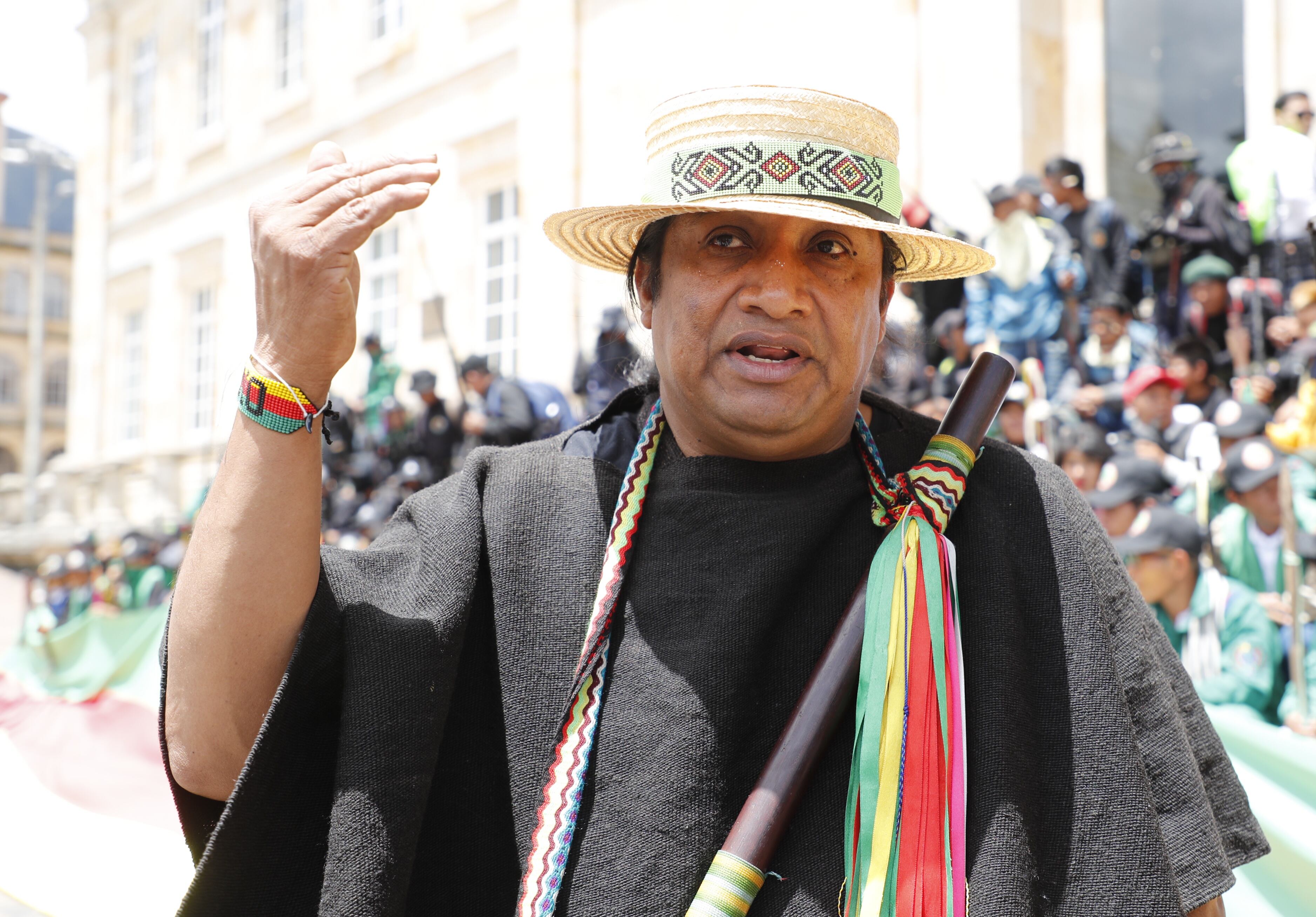 Indigenas en las afueras del Congreso