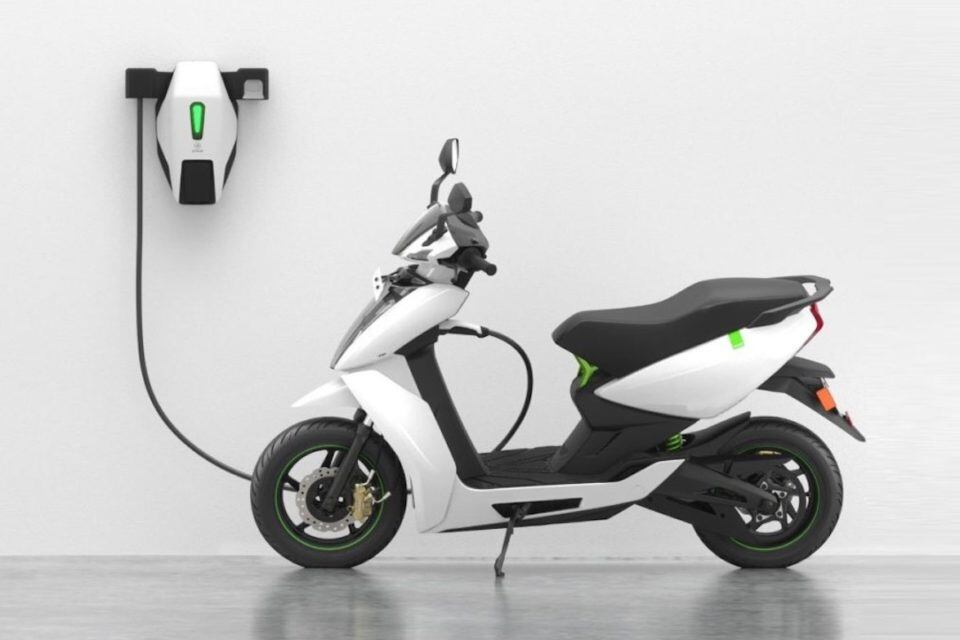 La inteligencia artificial ha identificado que las personas inteligentes optan por motos eléctricas, valorando su eficiencia energética y el compromiso con el medio ambiente en sus elecciones de transporte.