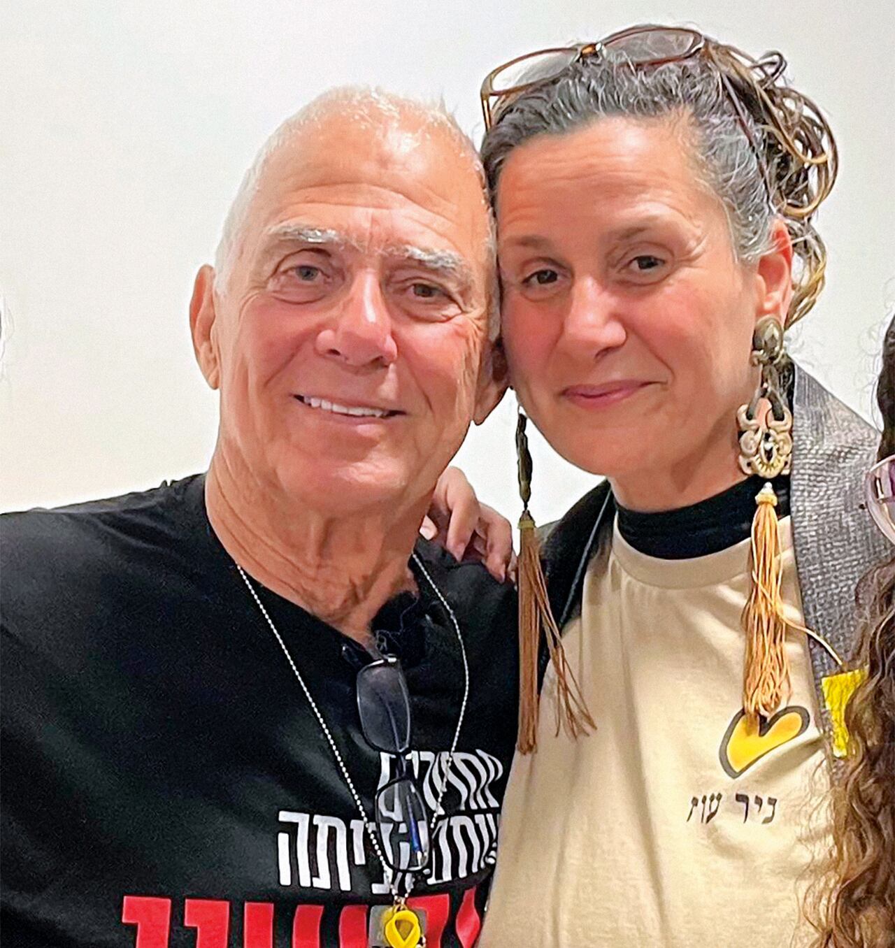 Efrat Machikawa junto Gadi Moses tras su liberación.