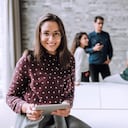 Retrato de una joven empresaria sonriente con una tableta